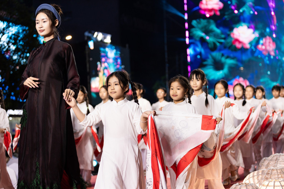 Các nhà thiết kế Nguyễn Việt Hùng, Tuấn Hải, Liên Hương, Adrian Anh Tuấn, Ngô Nhật Huy, Trần Thiện Khánh… cũng góp mặt, mang đến những bộ sưu tập áo dài với nhiều phong cách khác nhau, góp phần làm phong phú các phần trình diễn trong đêm khai mạc. (Ảnh: CTV/Vietnam+)