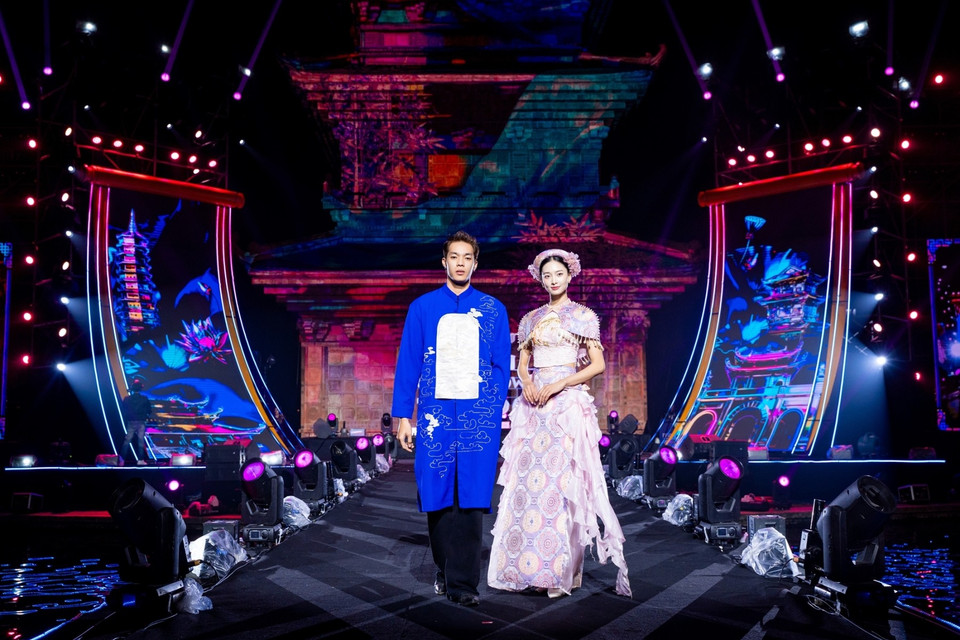 Mỗi thiết kế trong bộ sưu tập là một câu chuyện kể về sự kết nối giữa con người và vùng đất linh thiêng. (Ảnh: CTV/Vietnam+)