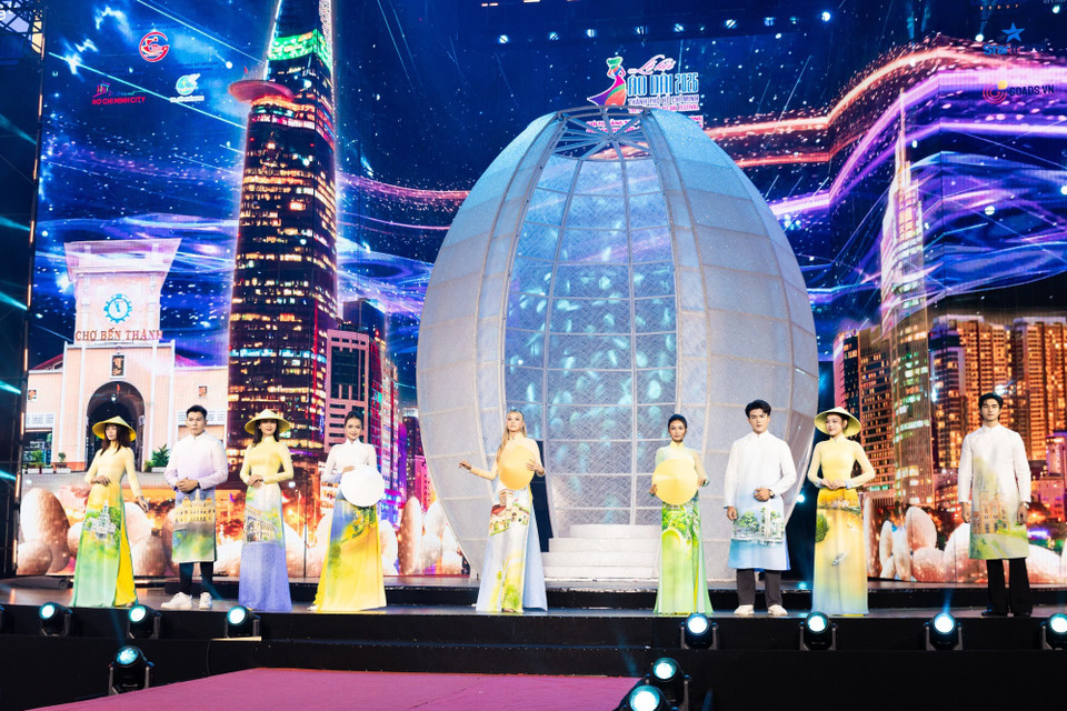 Top thí sinh của cuộc thi Miss World Vietnam 2025 cũng có cơ hội tham gia trình diễn trong hai chương trình. Đây được xem là dịp để các cô gái cọ xát với sân khấu lớn, rèn luyện kỹ năng trình diễn và tích lũy kinh nghiệm thực tế. (Ảnh: CTV/Vietnam+)