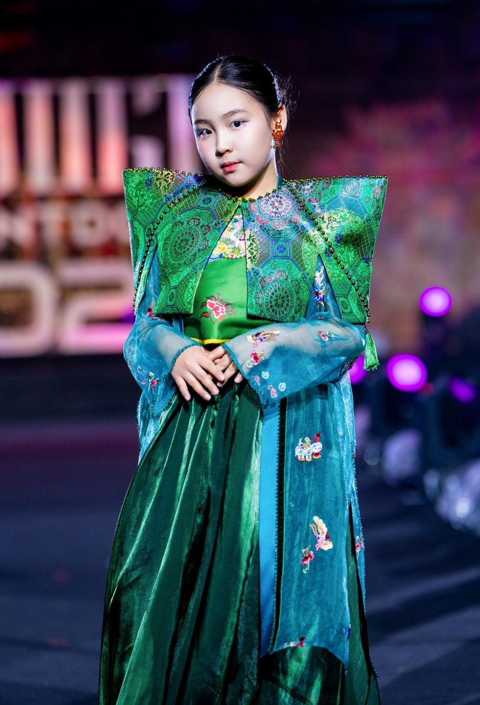 Trong bộ sưu tập này, Cao Minh Tiến cho biết anh đặc biệt ưu tiên sử dụng những "báu vật" của làng nghề dệt may Việt Nam, kết hợp với tư duy xử lý bề mặt hiện đại làm gia tăng giá trị văn hóa cho từng trang phục. (Ảnh: CTV/Vietnam+)