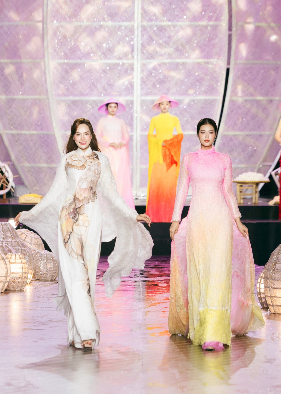 Hoa hậu Lê Hoàng Phương, Đoàn Thiên Ân mở màn show diễn “Vàng son và Khát vọng” của nghệ nhân, nhà thiết kế Trung Đinh. (Ảnh: CTV/Vietnam+)