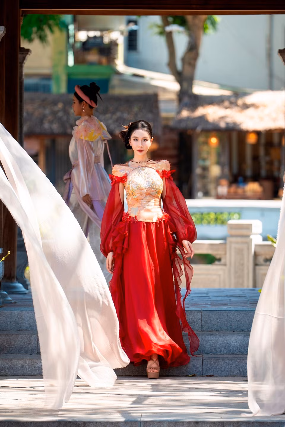 Không chọn cách sao chép nguyên bản các họa tiết dân gian, Cao Minh Tiến cho biết anh xử lý các họa tiết mang tính ứng dụng và thị giác hiện đại hơn, với mong muốn tạo nên nét giao thoa giữa di sản truyền thống và sáng tạo đương đại.