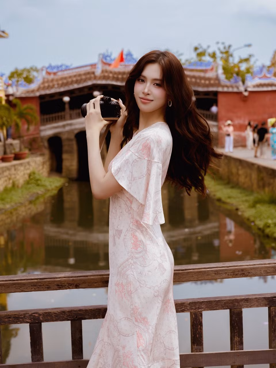 Thời gian qua, Tiểu Vy lấn sân điện ảnh. Sau lần đầu chạm ngõ màn ảnh rộng với “Đảo độc đắc,” người đẹp quê Hội An dần cho thấy sự nghiêm túc với nghệ thuật thứ bảy.