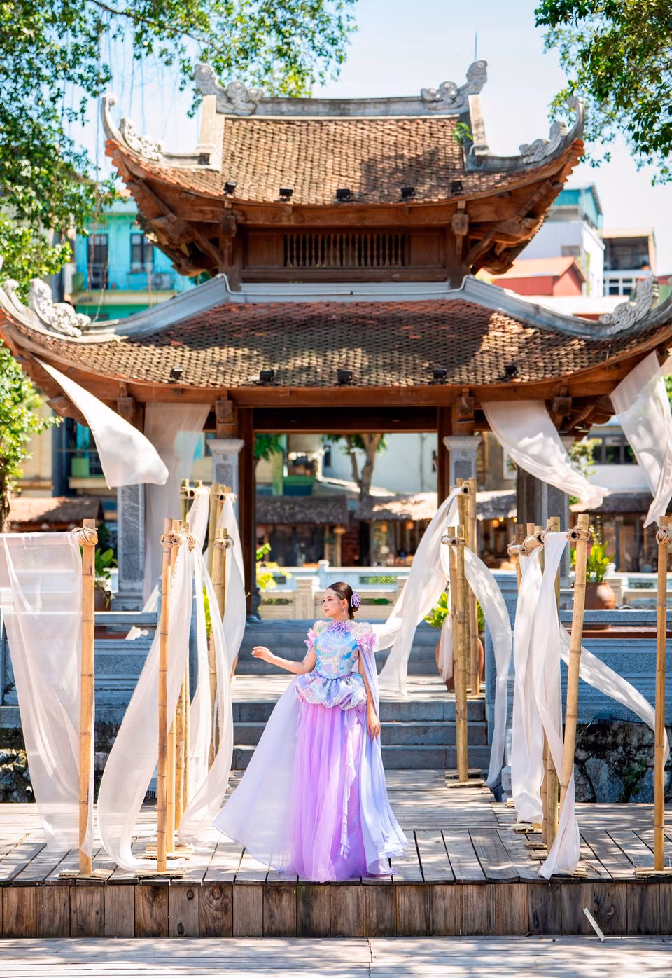 Các thiết kế trình diễn giữa không gian đặc biệt nhằm lan tỏa hình ảnh văn hóa Việt Nam tới bạn bè quốc tế thông qua một trải nghiệm giàu tính tương tác đương đại và cảm xúc.