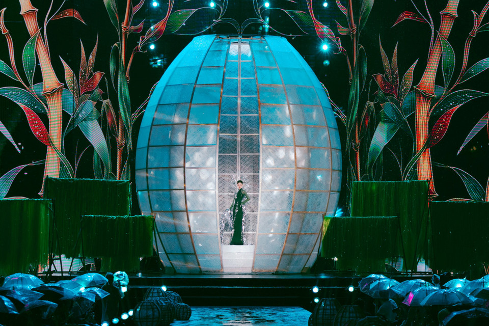 Không chỉ là thời trang, bộ sưu tập “Thơm” của bộ đôi Phạm Sĩ Toàn và Huỳnh Bảo Toàn còn là câu chuyện mang đậm tính bền vững với những thiết kế được thực hiện trên nền chất liệu sợi dứa. Từ những sợi tơ dứa gai góc qua quy trình tách sợi, xử lý công phu đã trở thành một loại vải tự nhiên vừa bền bỉ vừa thân thiện với môi trường. (Ảnh: CTV/Vietnam+)