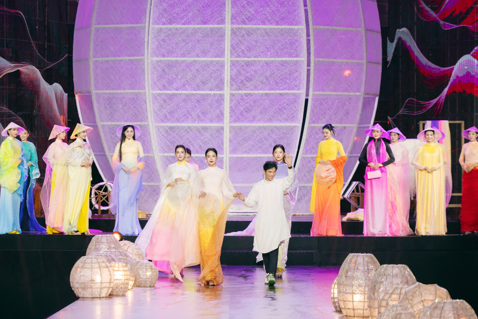 Show diễn nằm trong khuôn khổ Lễ hội Áo dài Thành phố Hồ Chí Minh lần thứ 12 năm 2026, diễn ra tại phố đi bộ Nguyễn Huệ tối qua, ngày 7/3. (Ảnh: CTV/Vietnam+)