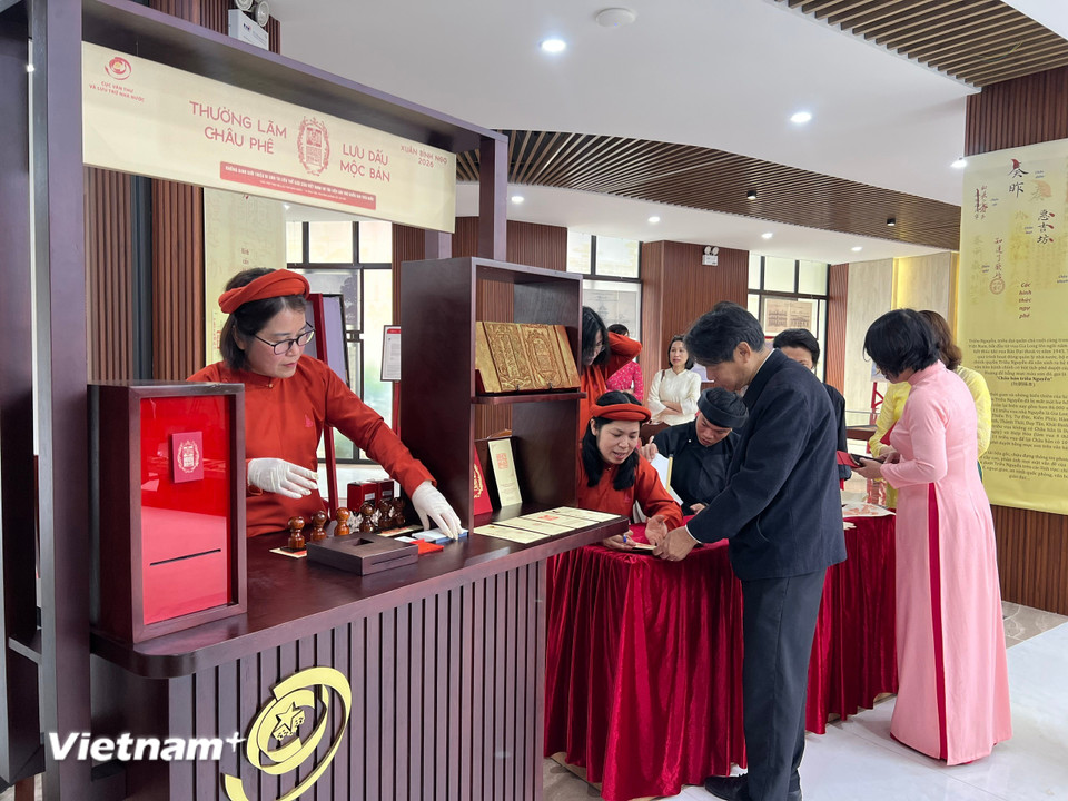 Với khu vực “Thưởng lãm Châu phê,” các khách mời và công chúng đã được chiêm ngưỡng các phiên bản Châu bản triều Nguyễn với những dòng phê bằng mực son của các bậc Hoàng đế chứa đựng ước vọng về một năm mới “Quốc thái Dân an - Thiên hạ thái bình.” (Ảnh: Mai Mai/Vietnam+)