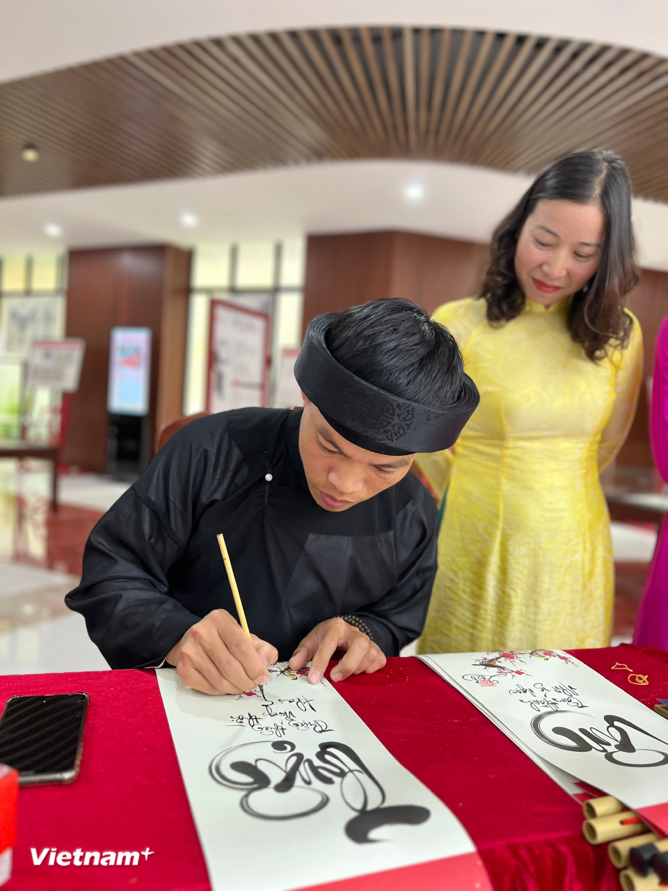 Và không thể thiếu không gian xin chữ đầu Xuân. (Ảnh: Mai Mai/Vietnam+)