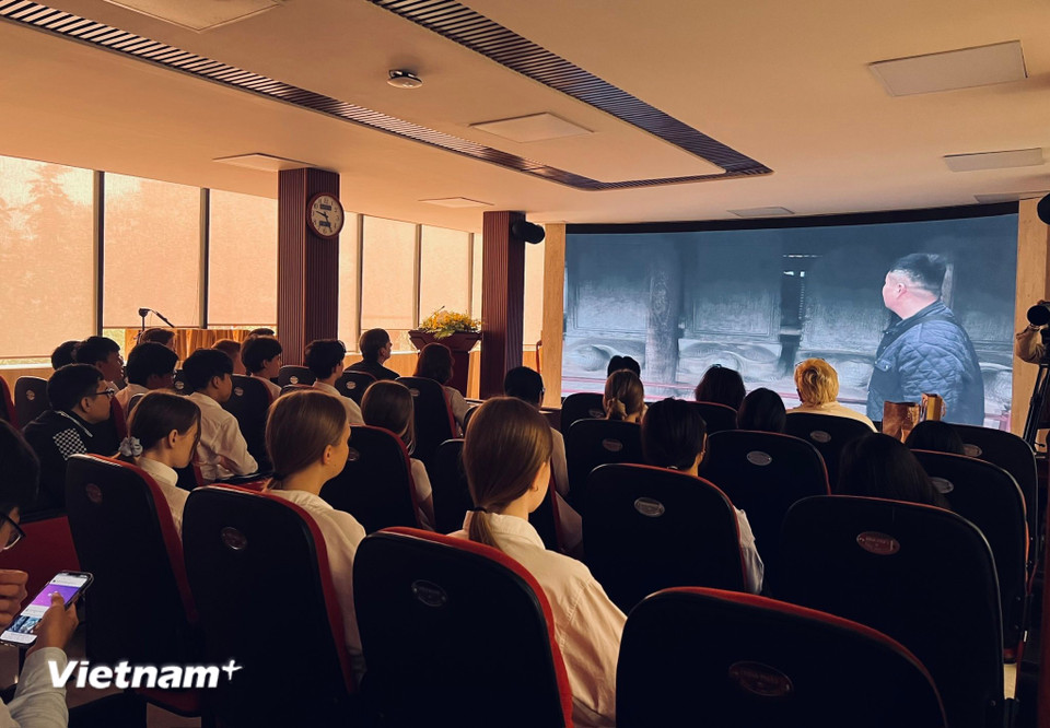 Với hành trình media đa phương tiện, các em học sinh Nga và công chúng đã được thưởng thức những góc nhìn sinh động và sâu sắc về đời sống cung đình xưa thông quan hai bộ phim tư liệu đặc sắc “Hoàng cung đón Tết” và “Nghệ thuật san khắc mộc bản.” (Ảnh: Mai Mai/Vietnam+)