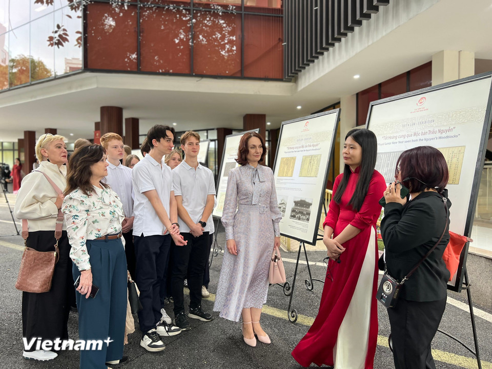 Buổi ra mắt có sự tham gia của phu nhân Đại sứ quán Nga tại Việt Nam, các em học sinh là con em cán bộ ngoại giao đại sứ quán tại Hà Nội. (Ảnh: Mai Mai/Vietnam+)