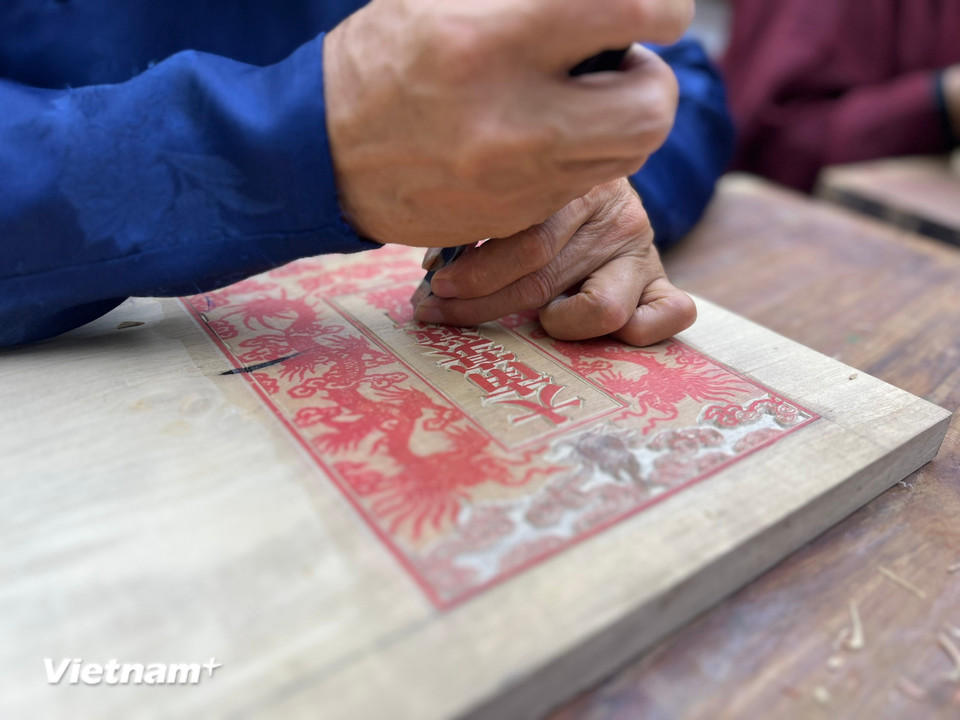 Các nghệ nhân tái hiện trực quan kỹ thuật khắc in mộc bản từng bị thất truyền ở Việt Nam. (Ảnh: Mai Mai/Vietnam+)