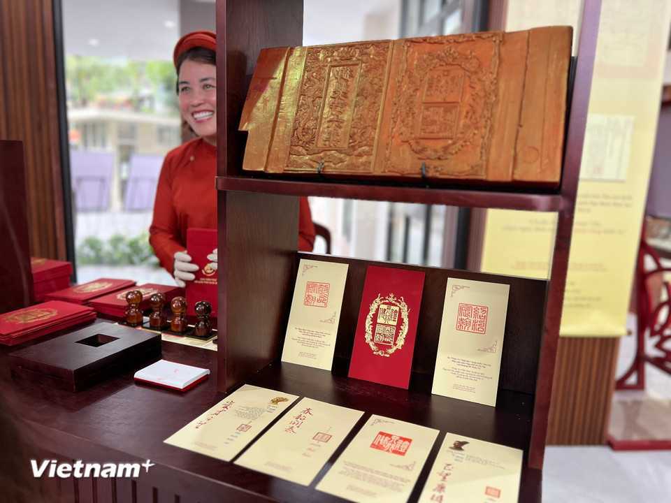 Các phiên bản Châu bản triều Nguyễn với những dòng phê bằng mực son của các bậc Hoàng đế. (Ảnh: Mai Mai/Vietnam+)