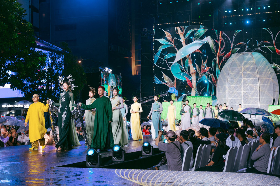 Bộ sưu tập chủ yếu sử dụng màu xám khói, xanh nhạt đến xanh đậm của thân tre kết hợp với những màu sắc quen thuộc như vàng và trắng của áo dài truyền thống. Tất cả được xử lý tinh tế trên các chất liệu nhẹ, tạo nên tổng thể vừa mộc mạc vừa sang trọng. (Ảnh: CTV/Vietnam+)