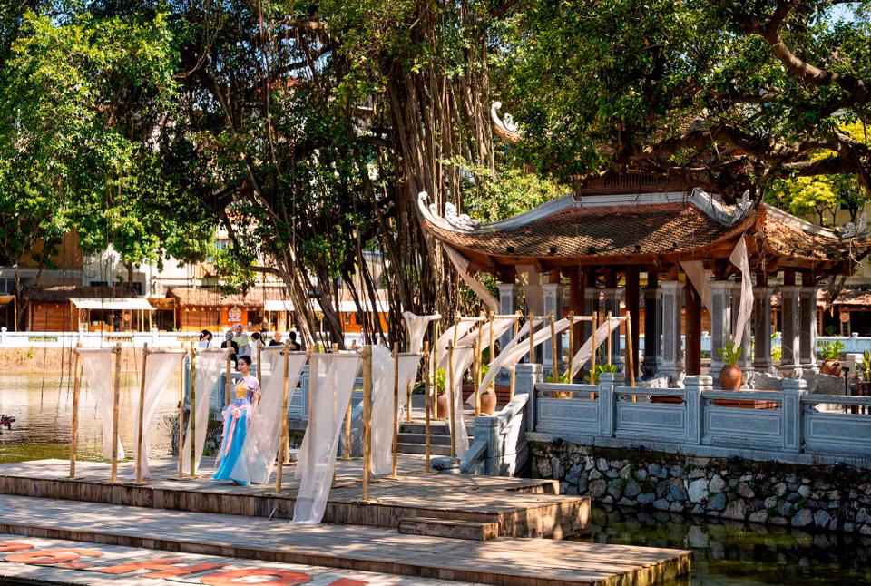 Sàn diễn đặc biệt đậm màu sắc lịch sử, văn hóa truyền thống tại Hồ Văn, Văn Miếu – Quốc Tử Giám góp phần tôn vinh tinh thần di sản giữa đời sống đương đại.