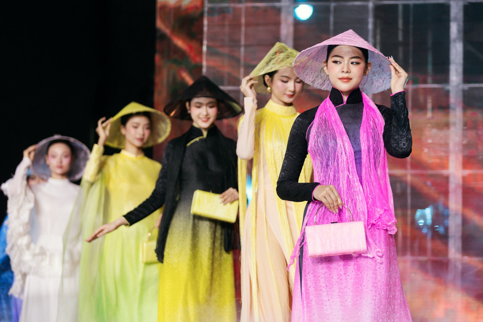 Các thiết kế tôn vinh những giá trị vàng son của nghề tơ lụa Việt Nam. (Ảnh: CTV/Vietnam+)