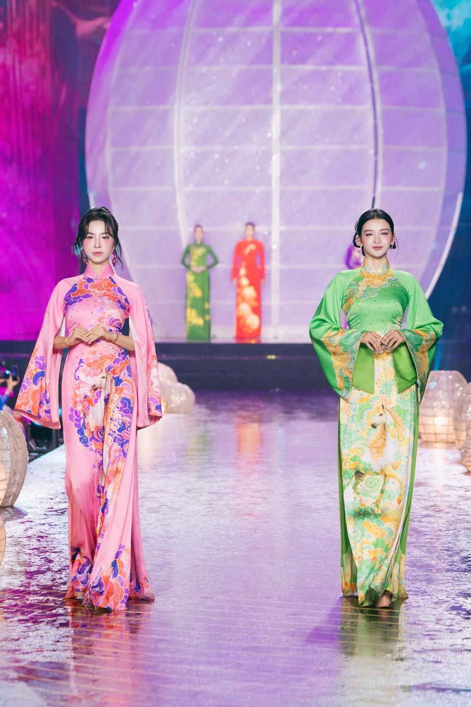 Phần trình diễn có sự tham gia của các hoa hậu, á hậu như Trịnh Mỹ Anh, Quỳnh Anh, Hồng Đăng, Hạnh Nguyên, Ánh Vương, Thúy An, Phương Anh, Tuyết Như, Đinh Y Quyên, Lê Thu Trà. (Ảnh: CTV/Vietnam+)