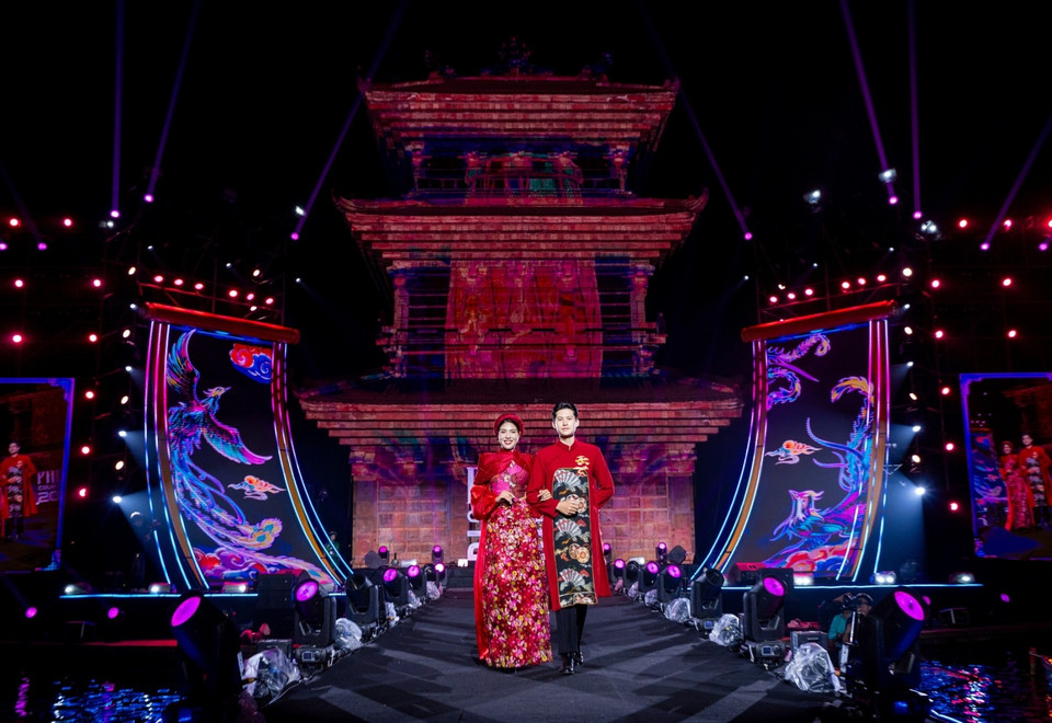 Trong không khí đón chào Xuân mới 2026, nhà thiết kế Cao Minh Tiến vừa trình làng bộ sưu tập mới mang tên “Bồng bềnh,” trong show diễn đặc biệt tại Tràng An, Ninh Bình. (Ảnh: CTV/Vietnam+)