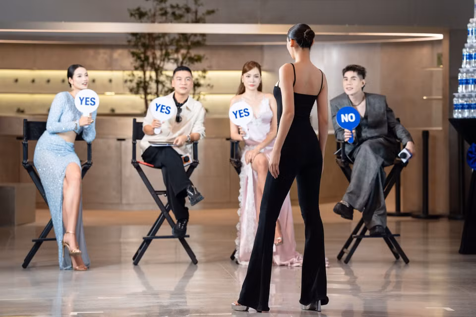 Casting mẫu cho bộ sưu tập của nhà thiết kế Adrian Anh Tuấn. (Ảnh: BTC)