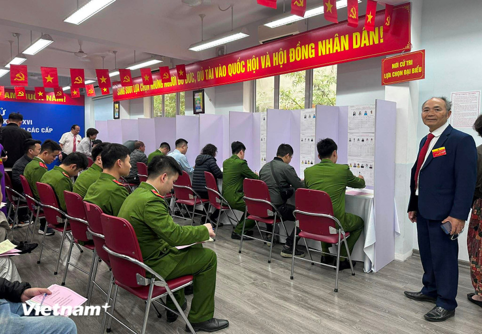 Lực lượng an ninh tham gia bỏ phiếu tại Tổ bầu cử số 13, phường Vĩnh Tuy. (Ảnh: Thùy Giang/Vietnam+)