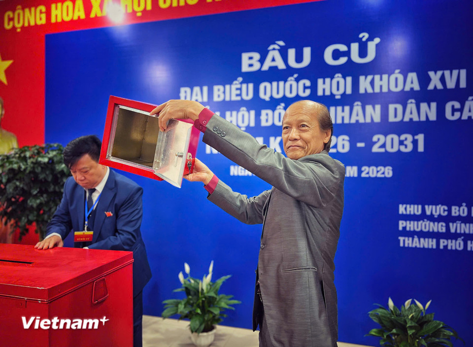 Ông Nguyễn Thế Vinh (69 tuổi, sống tại tổ số 25, phường Vĩnh Tu) cho biết đã trải qua nhiều cuộc bầu cử nhưng lần bỏ phiếu này là ấn tượng đáng nhớ vì vinh dự được chọn là người đại diện chứng kiến hòm phiếu trống trước khi bầu. (Ảnh: Mai Mai/Vietnam+)