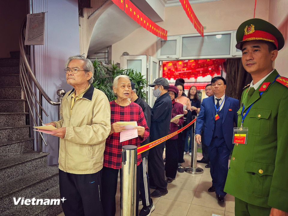 Lực lượng an ninh và Tổ trưởng Tổ bầu cử tích cực giám sát, kiểm tra công tác bầu cử. (Ảnh: Mai Mai/Vietnam+)