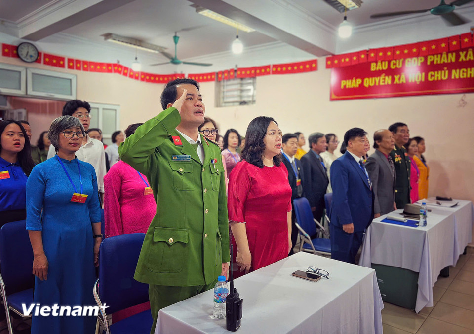 Theo Ủy ban Bầu cử phường Vĩnh Tuy, tổng số cử tri trên địa bàn phường là 50.088 cử tri (giảm 550 cử tri), trong đó có hộ khẩu thường trú (KT1) là 42.260 người, tạm trú (KT2 đến) là 7.828 người. (Ảnh: Mai Mai/Vietnam+)