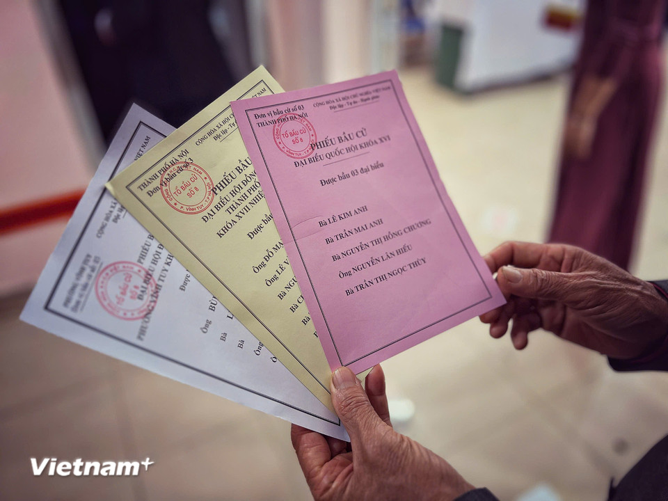 Về danh sách chính thức người ứng cử đại biểu Quốc hội và đại biểu HĐND các cấp, phường đã thực hiện niêm yết tiểu sử tóm tắt và danh danh sách chính thức người ứng cử 3 cấp. (Ảnh: Mai Mai/Vietnam+)