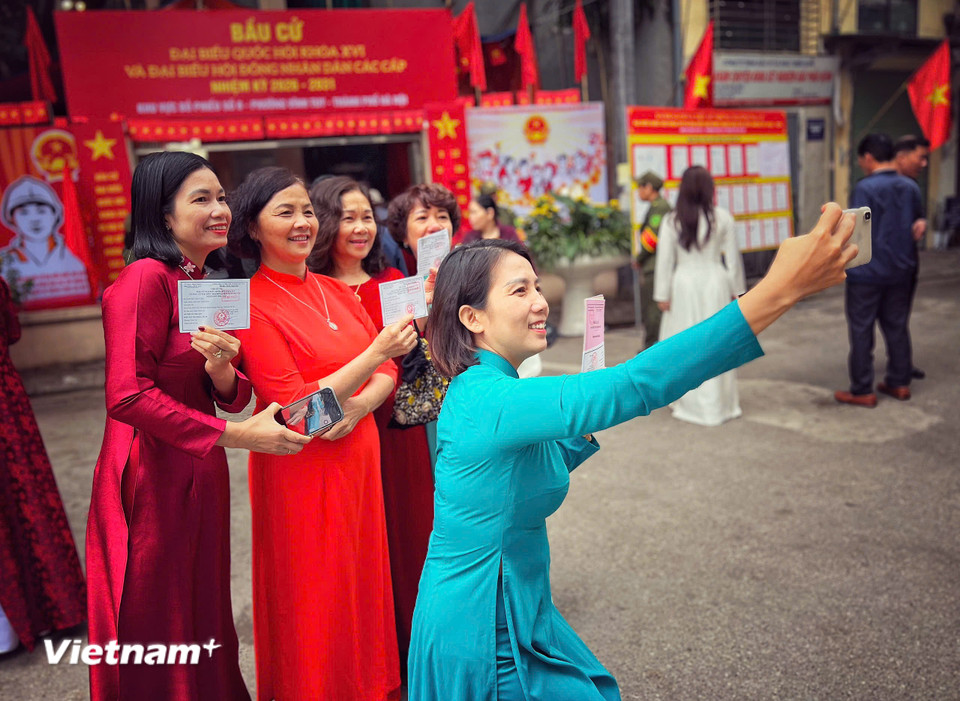 Niềm vui hòa chung trong "ngày hội non sông." (Ảnh: Mai Mai/Vietnam+)