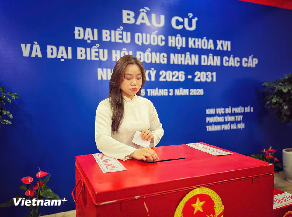 Nguyễn Ngọc Linh, tổ 25C phường Vĩnh Tuy chia sẻ cảm thấy hồi hộp và vinh dự vì lần đầu đi bỏ phiếu và được chọn là người đầu tiên của khu vực bỏ phiếu số 8, phường Vĩnh Tuy, đại diện cho thế hệ trẻ bầu chọn ứng cử viên mới trong nhiệm kỳ lần này. (Ảnh: Mai Mai/Vietnam+)