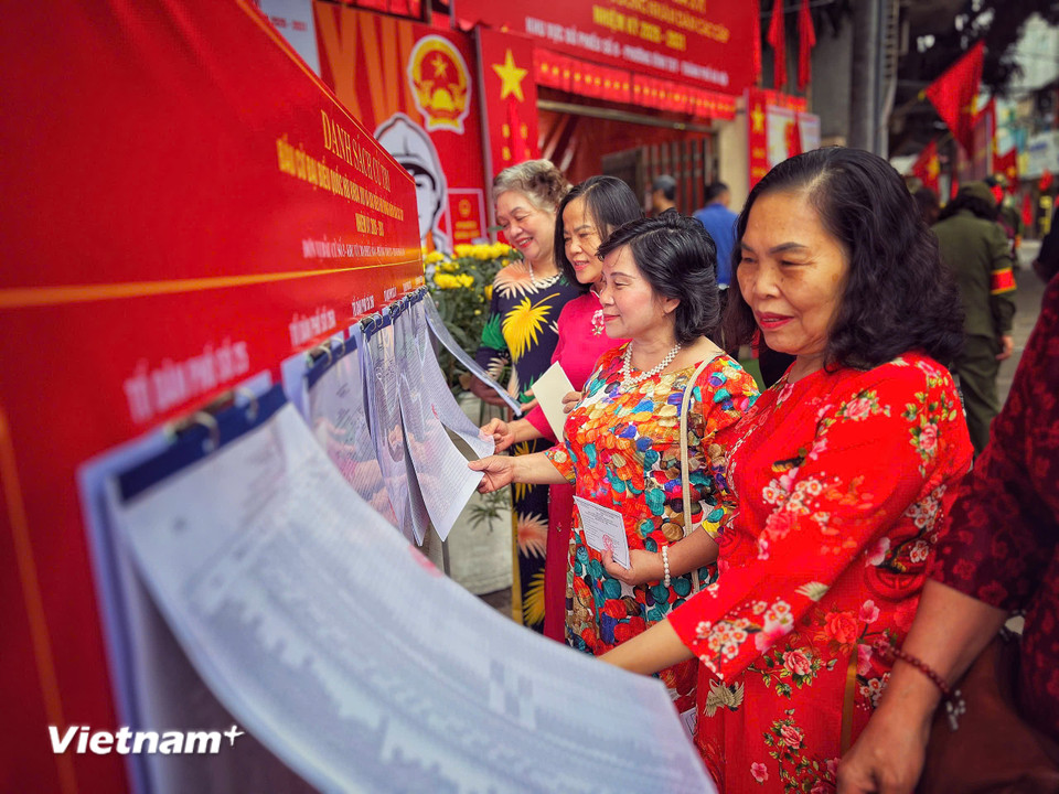 Từ sáng sớm, cử tri phường Vĩnh Tuy đã có mặt tại điểm nhà sinh hoạt cộng đồng. Diện những bộ áo dài rực rỡ sắc màu, các cử tri chho biết hôm nay thực sự là một ngày vui, và rất phấn khởi trong không khí của ngày hội toàn dân. (Ảnh: Mai Mai/Vietnam+)