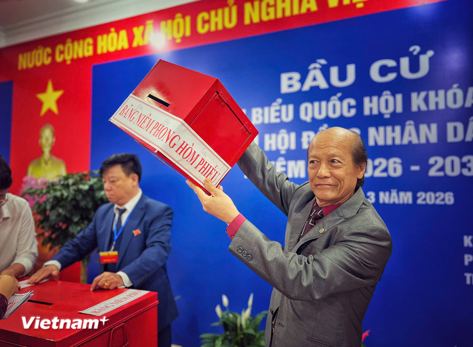 Hòm phiếu di động đã được niêm phong trước giờ tiến hành bầu cử. (Ảnh: Mai Mai/Vietnam+)