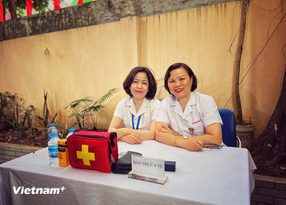 Lực lượng y tế cũng tích cực tham gia phục vụ nhân dân tại các điểm bầu cử trong ngày hội toàn dân. (Ảnh: Mai Mai/Vietnam+)