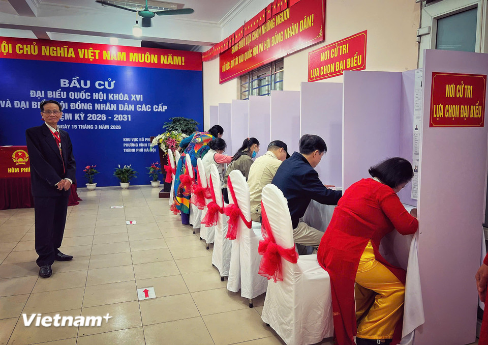 Các cử tri tự mình đi bầu để đảm bảo tính bảo mật và xếp hàng theo nội quy. (Ảnh: Mai Mai/Vietnam+)