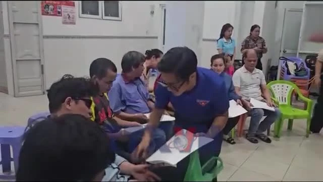 Ủy ban Mặt trận Tổ quốc phường Bình Thạnh tuyên truyền bầu cử cho cử tri khiếm thị