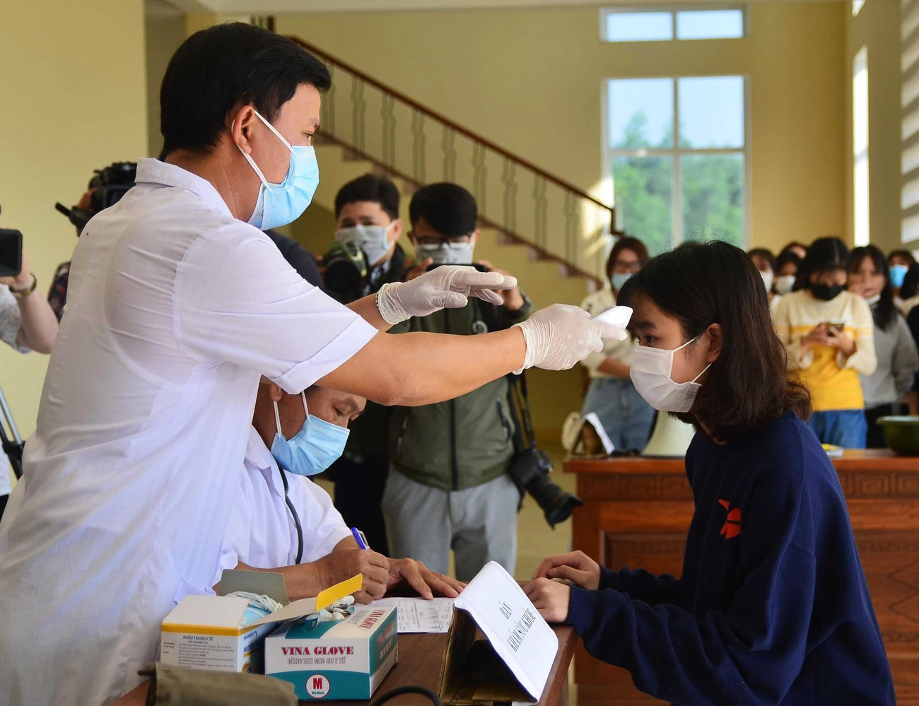 [Infographics] Người cách ly phòng dịch COVID-19 được hưởng chế độ gì? ảnh 1