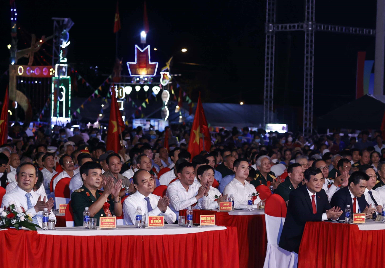 [Photo] Chủ tịch nước dự lễ Kỷ niệm 50 năm chiến thắng Cấm Dơi ảnh 10