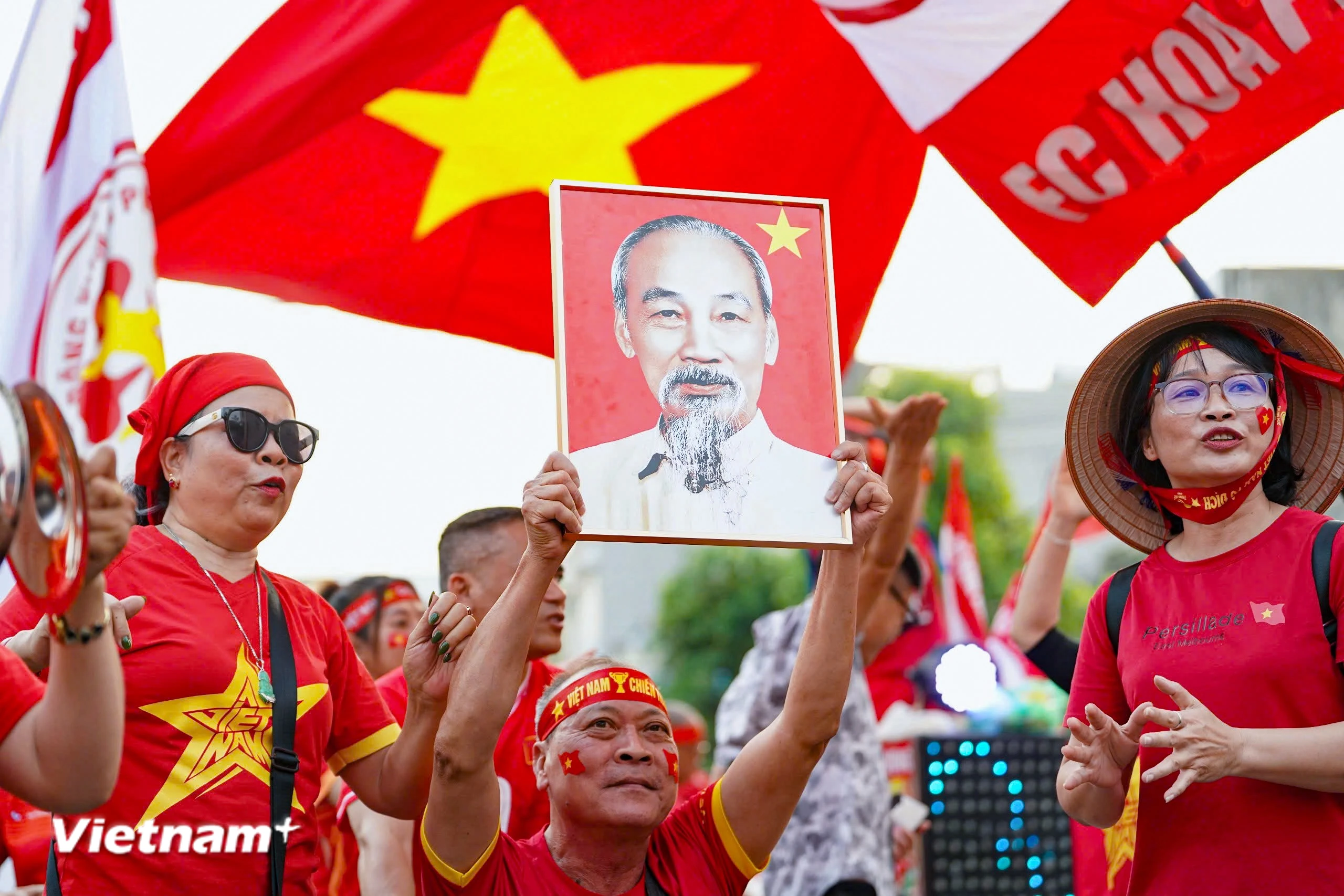 Hàng nghìn CĐV tiếp lửa đội tuyển Việt Nam trước trận đại chiến với Malaysia
