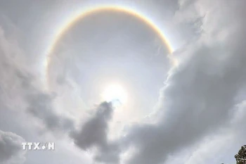 Hào quang Mặt Trời xuất hiện tại chùa Tam Chúc trước ngày cung rước, tôn trí xá lợi Đức Phật. (Ảnh: Đại Nghĩa/TTXVN)