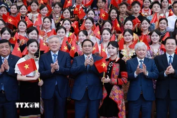 Thủ tướng Phạm Minh Chính và các đại biểu tham dự Hội nghị tổng kết Chương trình và Phong trào thi đua “Cả nước chung tay xóa nhà tạm, nhà dột nát”. (Ảnh: Dương Giang/TTXVN)