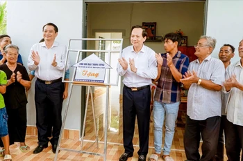 Bộ trưởng Bộ Dân tộc và Tôn giáo Đào Ngọc Dung thực hiện nghi thức khánh thành và chúc mừng hộ gia đình được nhận nhà mới kịp đón Tết cổ truyền của đồng bào dân tộc Khmer tại tỉnh Trà Vinh. (Ảnh: Tào Đạt)