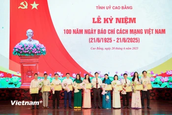 Các nhà báo nhận Bằng khen của Chủ tịch Ủy ban Nhân dân tỉnh Cao Bằng. (Ảnh: HV/Vietnam+)