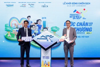 Ông Alwin Low, Tổng Giám đốc khu vực phía Bắc của CapitaLand Development (Việt Nam) và ông Đỗ Duy Vị, đồng Giám đốc điều hành của Tổ chức Trẻ em Rồng Xanh chính thức khởi động chiến dịch mùa 3. (Ảnh: PV/Vietnam+)