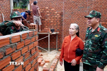Thi công nhà ở cho các hộ dân Tây Trà, tỉnh Quảng Ngãi. (Ảnh: Lê Phước Ngọc/TTXVN)