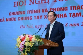 Bộ trưởng Bộ Dân tộc và Tôn giáo Đào Ngọc Dung báo cáo tổng kết Chương trình và Phong trào thi đua “Cả nước chung tay xóa nhà tạm, nhà dột nát”. (Ảnh: Dương Giang/TTXVN)