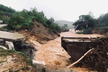 Nước lũ gây gãy Cầu Nước Bao xã Sơn Hà (Quảng Ngãi). (Ảnh: TTXVN phát)