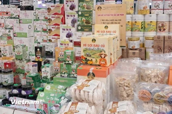 Các sản phẩm trưng bày tại Phiên chợ nông sản, đặc sản vùng miền năm 2025 chủ yếu là nông, lâm, thủy sản được sản xuất theo hướng hữu cơ, nông nghiệp sinh thái. (Ảnh: Vũ Võ/Vietnam+)