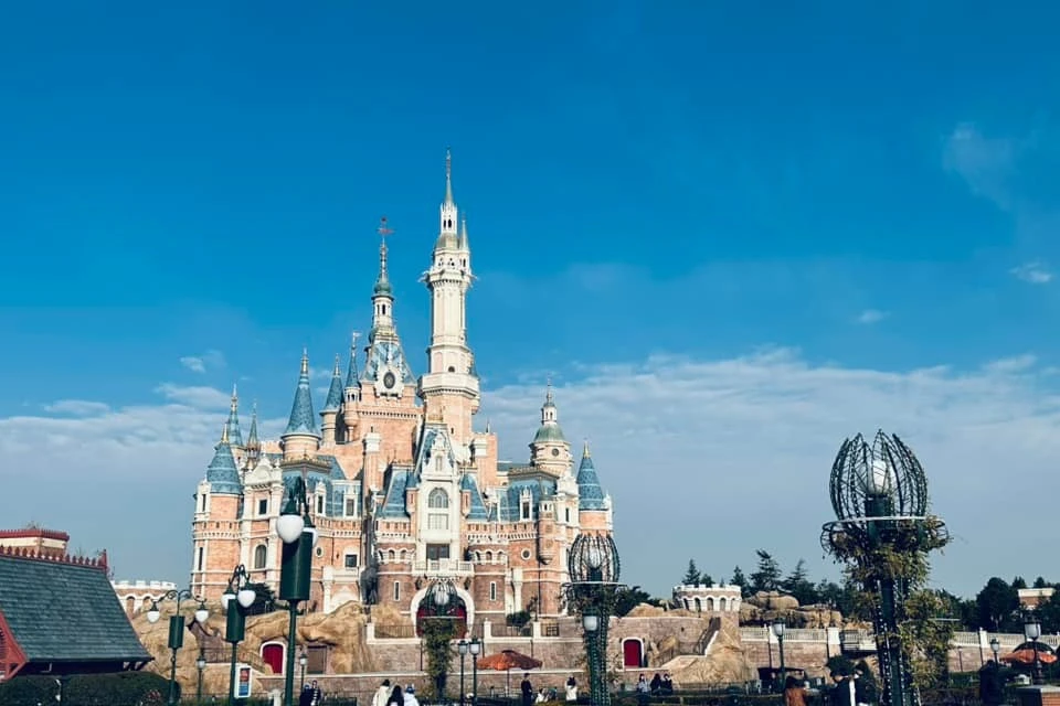 Disneyland Thượng Hải được xây dựng và mở cửa chính thức từ tháng 6/2016, tại khu nghỉ dưỡng cao cấp của Disney, thuộc Chuansha New Town của khu nhiệt đới Pudong, Thượng Hải. (Ảnh: Anh Quang/Vietnam+)