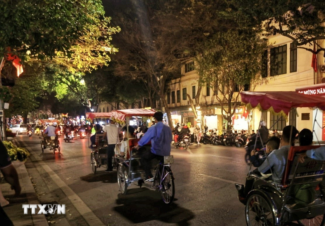 Phố cổ H&agrave; Nội tr&ecirc;n xe x&iacute;ch l&ocirc; &ndash; khung cảnh truyền thống