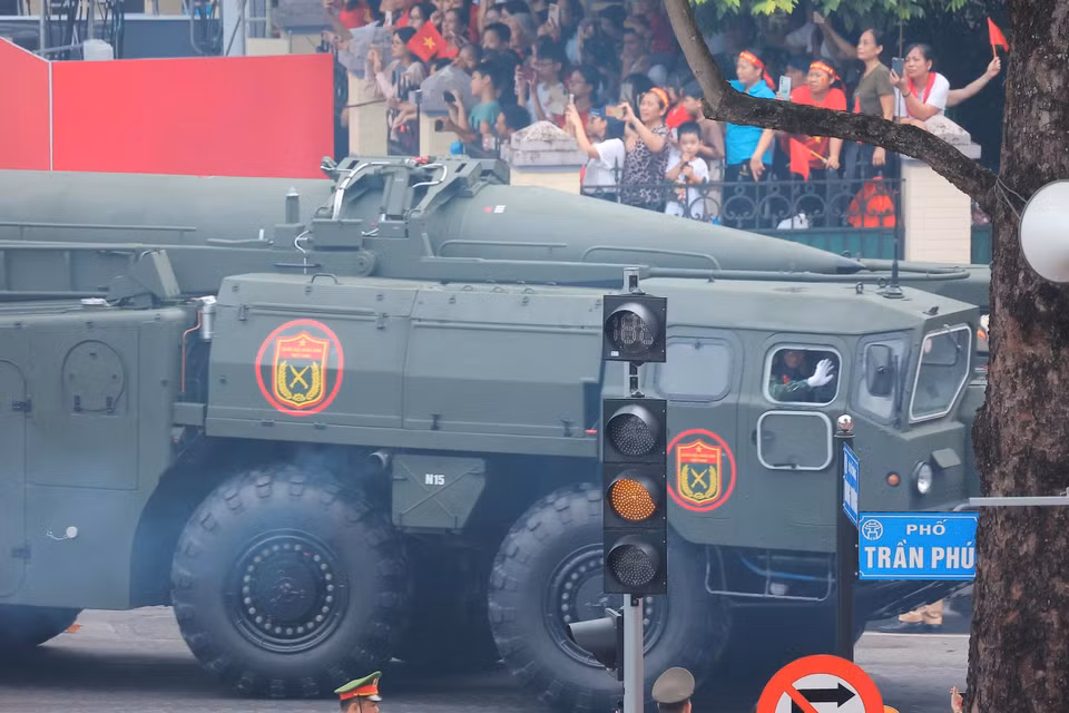Người dân chào đón các đoàn diễu binh, diễu hành sau khi qua lễ đài. (Ảnh: PV/Vietnam+)