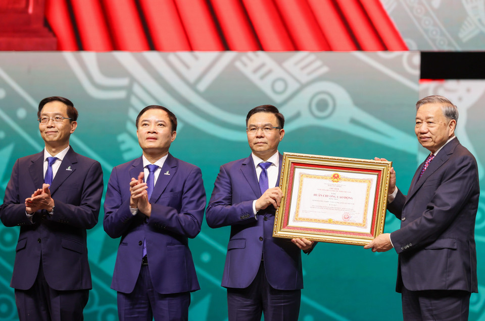 Tổng Bí thư Tô Lâm trao Huân chương Lao động hạng Nhất tặng Tập đoàn Công nghiệp-Năng lượng Quốc gia Việt Nam. (Ảnh: Thống Nhất/ TTXVN)